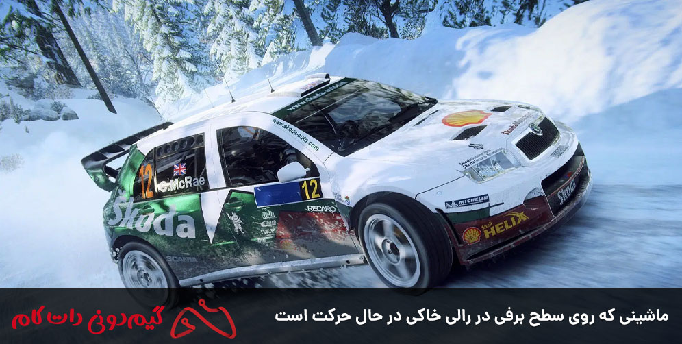 ماشینی که روی سطح برفی در رالی خاکی در حال حرکت است